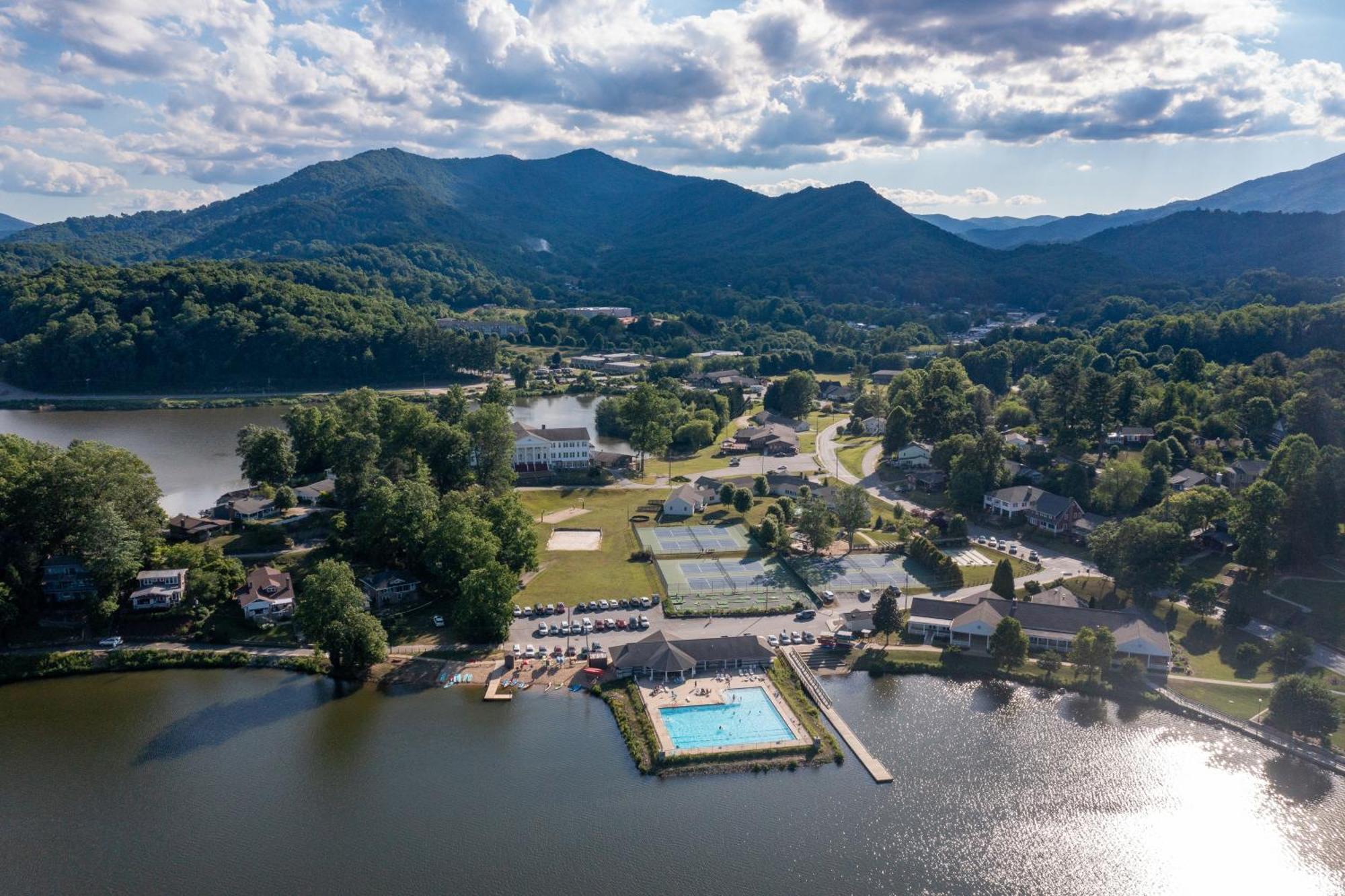 English Roses Lake Junaluska 외부 사진